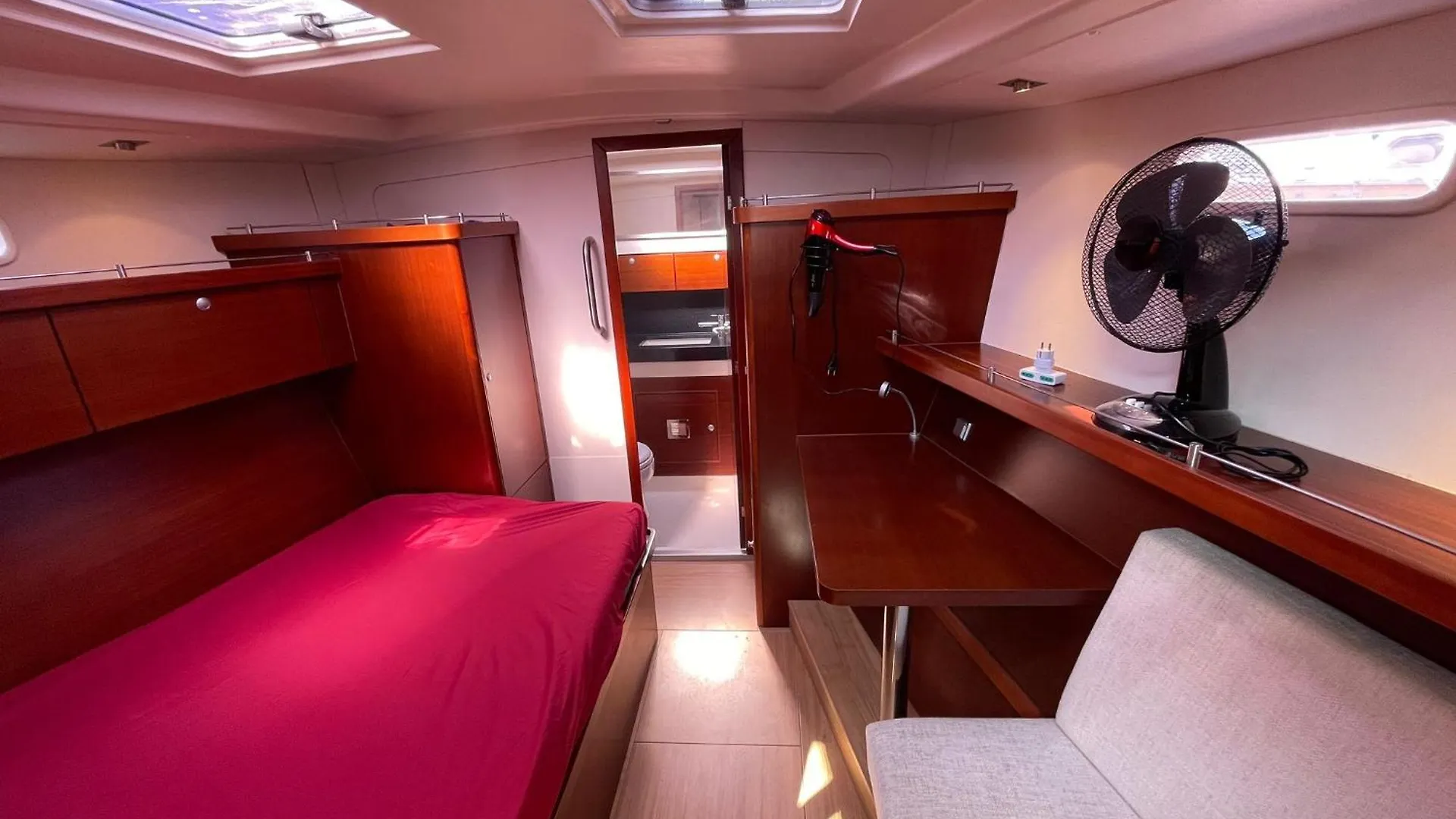Ботель Hop Aboard! Sailing Excursion Included In Венеция Италия